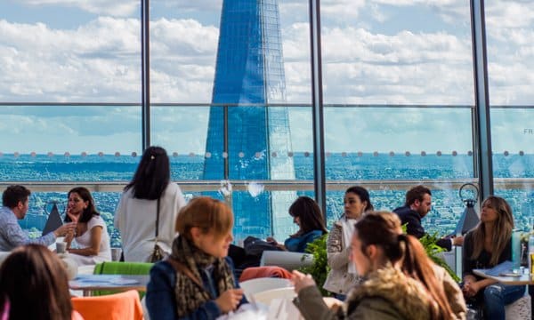 El turismo llena los restaurantes en el centro de las ciudades